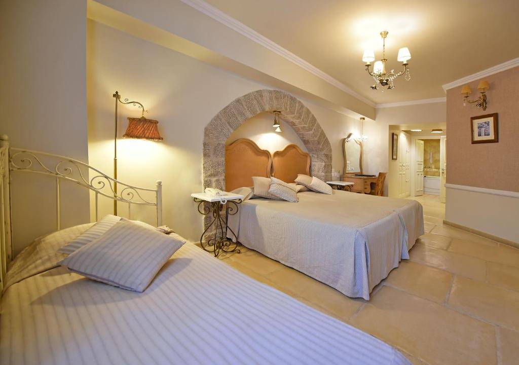 Postel nebo postele na pokoji v ubytování Angelica Traditional Boutique Hotel