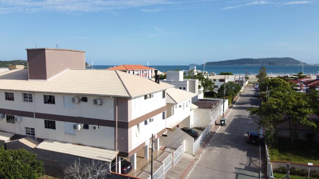 una vista aérea de una calle de la ciudad con edificios en Residencial Marilis, en Palhoça