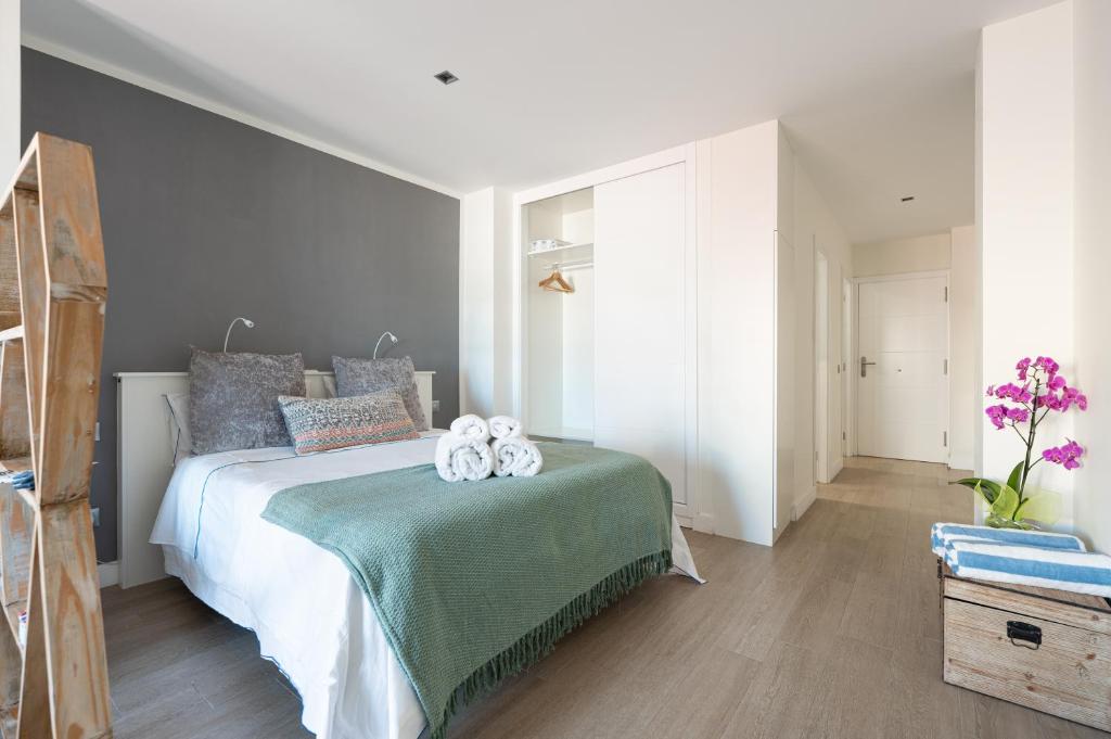 A bed or beds in a room at CASITA SUNWAVES- EL 19 DE PADRE CUETO, LAS CANTERAS