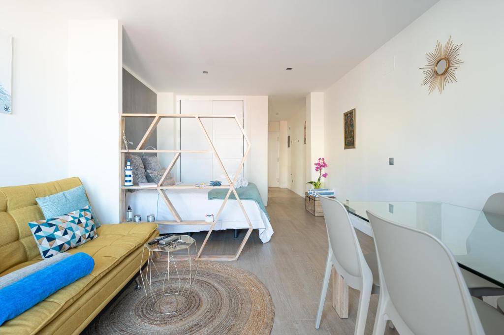 A seating area at CASITA SUNWAVES- EL 19 DE PADRE CUETO, LAS CANTERAS