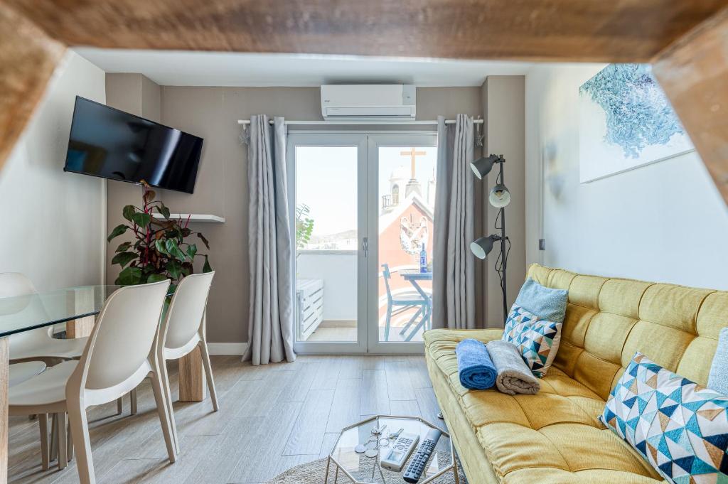 A television and/or entertainment centre at CASITA SUNWAVES- EL 19 DE PADRE CUETO, LAS CANTERAS