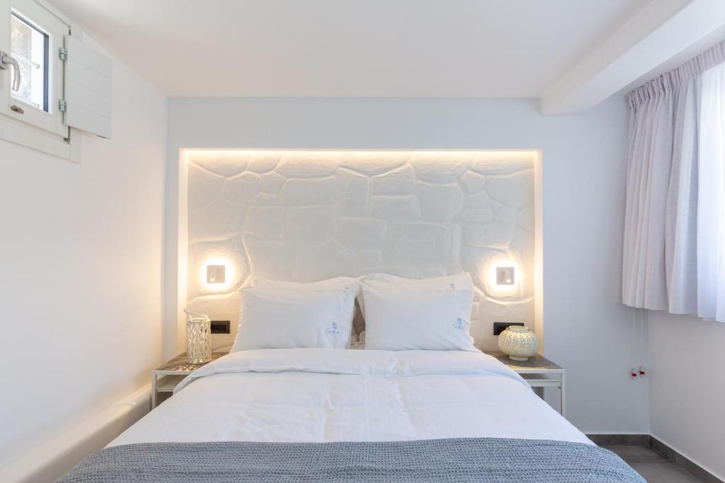 Posteľ alebo postele v izbe v ubytovaní Callisti Mykonos Town with pool view and Calypso upper floor with sea view