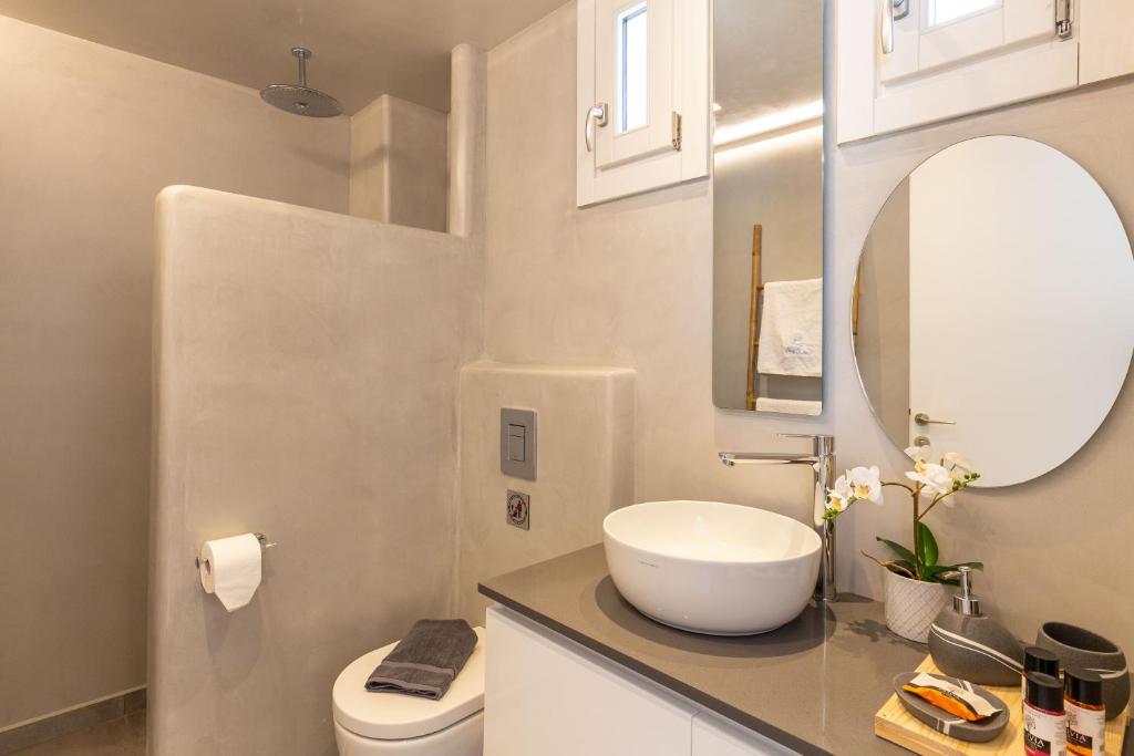 Kúpeľňa v ubytovaní Callisti Mykonos Town with pool view and Calypso upper floor with sea view