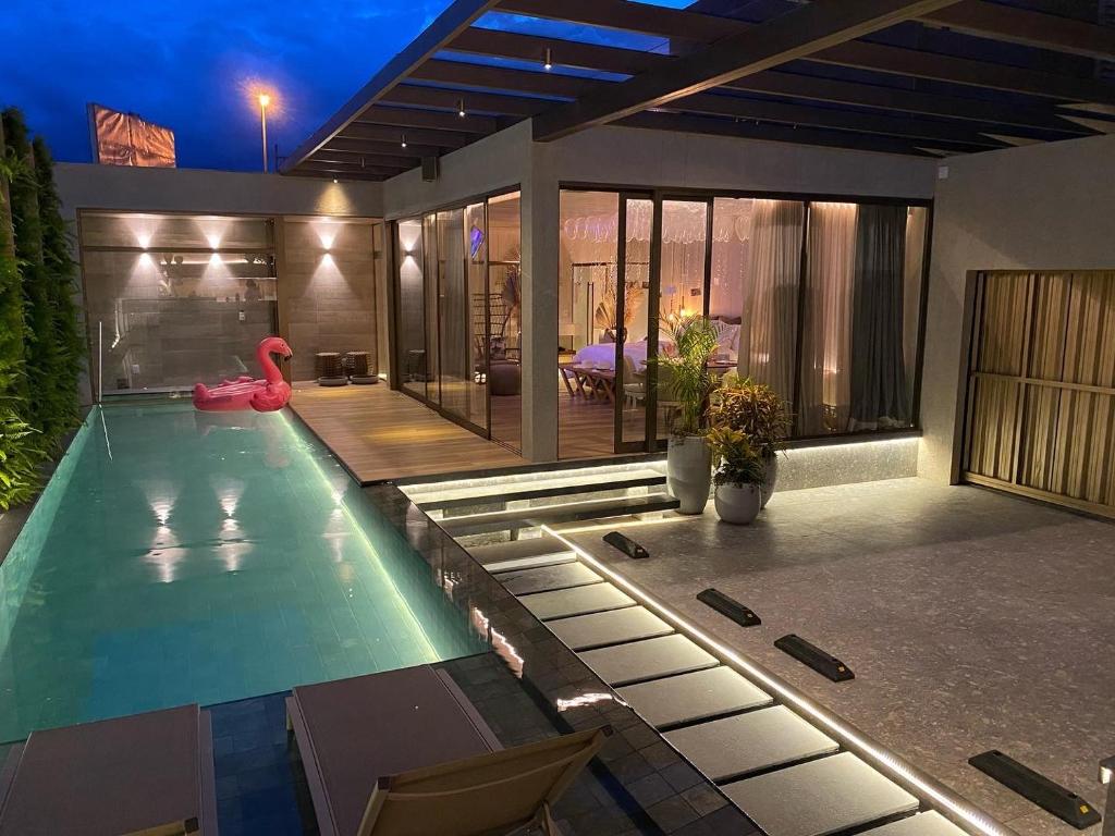- une piscine avec un cygne rose dans une maison dans l'établissement ViaSul Motel, à Ceilândia