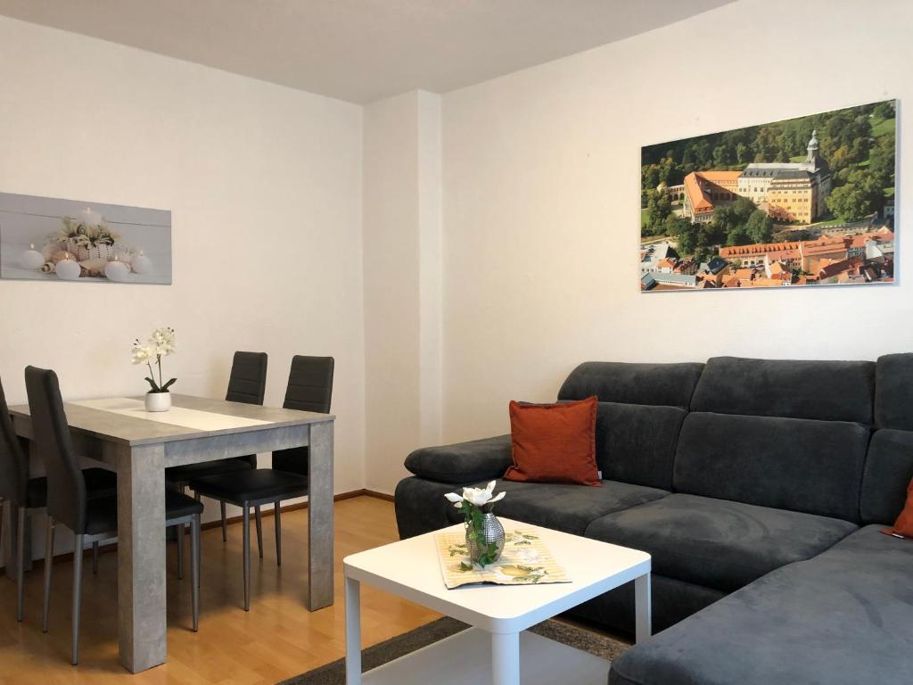 a living room with a couch and a table at Gäste- & Ferienwohnungen in Sonderhausen Güntherstraße 25 in Sondershausen