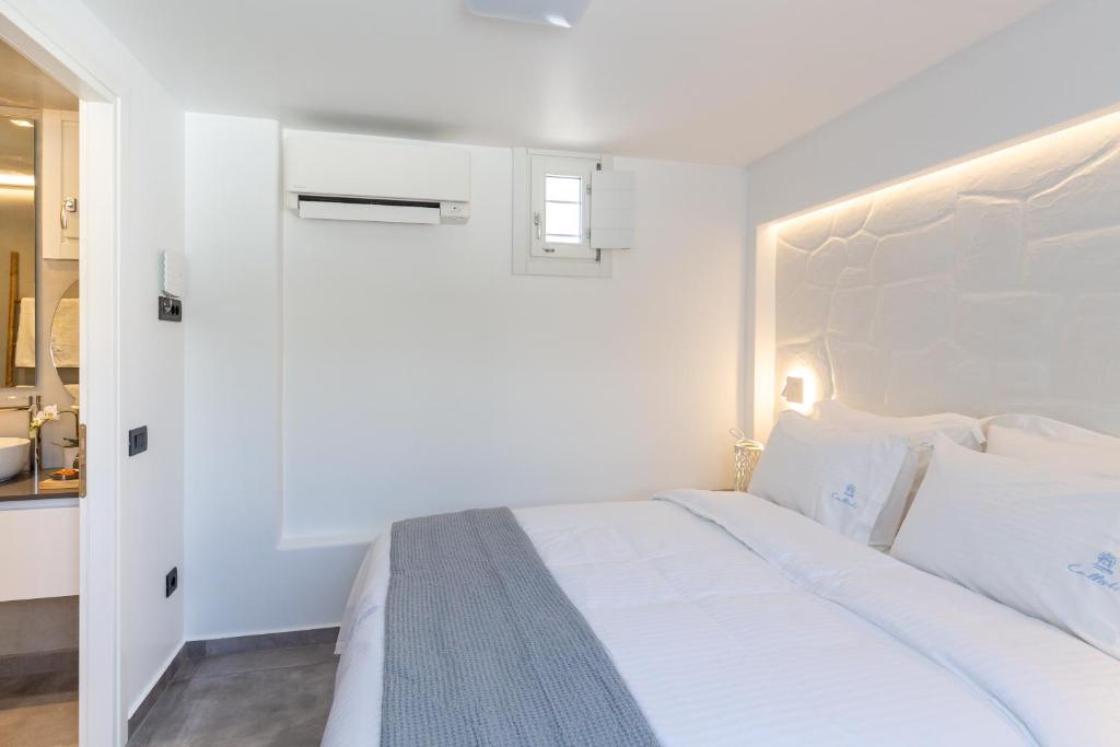 Posteľ alebo postele v izbe v ubytovaní Callisti Mykonos Town with pool view and Calypso upper floor with sea view