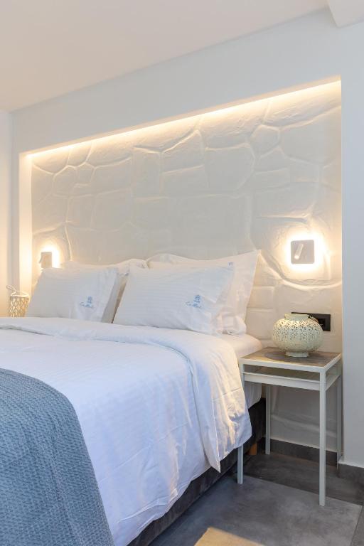 Posteľ alebo postele v izbe v ubytovaní Callisti Mykonos Town with pool view and Calypso upper floor with sea view