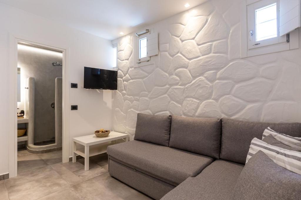 Televízia a/alebo spoločenská miestnosť v ubytovaní Callisti Mykonos Town with pool view and Calypso upper floor with sea view