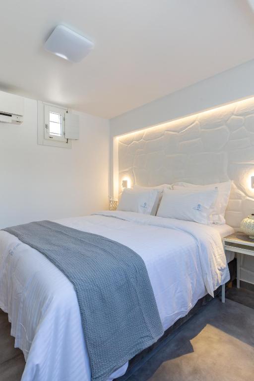 Posteľ alebo postele v izbe v ubytovaní Callisti Mykonos Town with pool view and Calypso upper floor with sea view