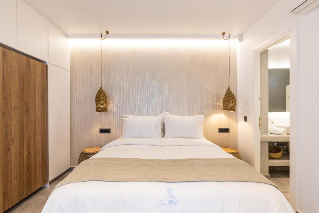 Posteľ alebo postele v izbe v ubytovaní Callisti Mykonos Town with pool view and Calypso upper floor with sea view