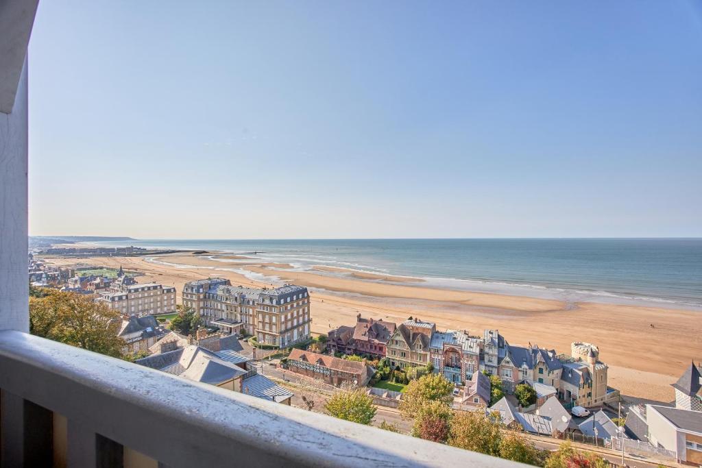 un apartamento en condominio con vistas a la playa desde el balcón en Résidence Pierre & Vacances Les Tamaris, en Trouville-sur-Mer