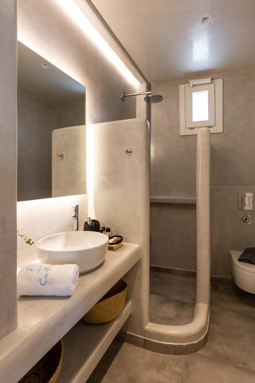 Kúpeľňa v ubytovaní Callisti Mykonos Town with pool view and Calypso upper floor with sea view