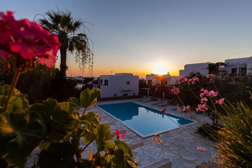 Bazén v ubytovaní Callisti Mykonos Town with pool view and Calypso upper floor with sea view alebo v jeho blízkosti