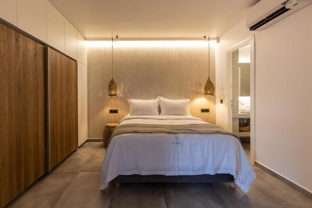Posteľ alebo postele v izbe v ubytovaní Callisti Mykonos Town with pool view and Calypso upper floor with sea view