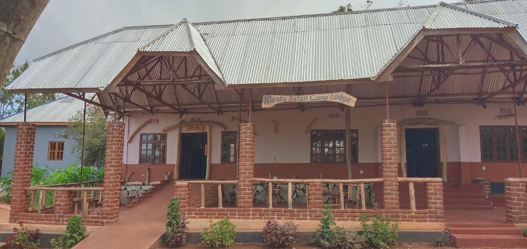 budynek z dachem na górze w obiekcie Karatu safari camp Lodge w mieście Karatu