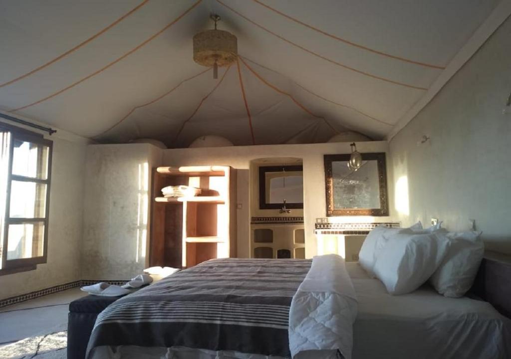 Letto o letti in una camera di Mhamid Luxury Camp Experience