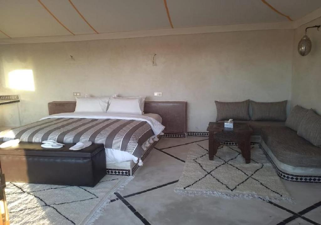 Letto o letti in una camera di Mhamid Luxury Camp Experience