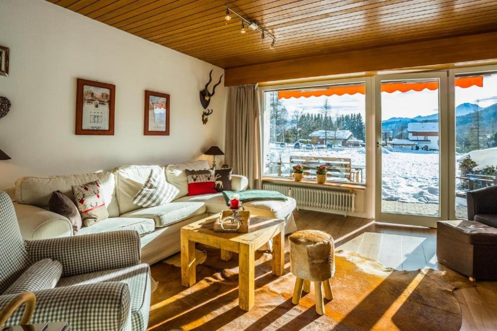 een woonkamer met een bank en een tafel bij Haus Cervelli by MoniCare in Seefeld in Tirol