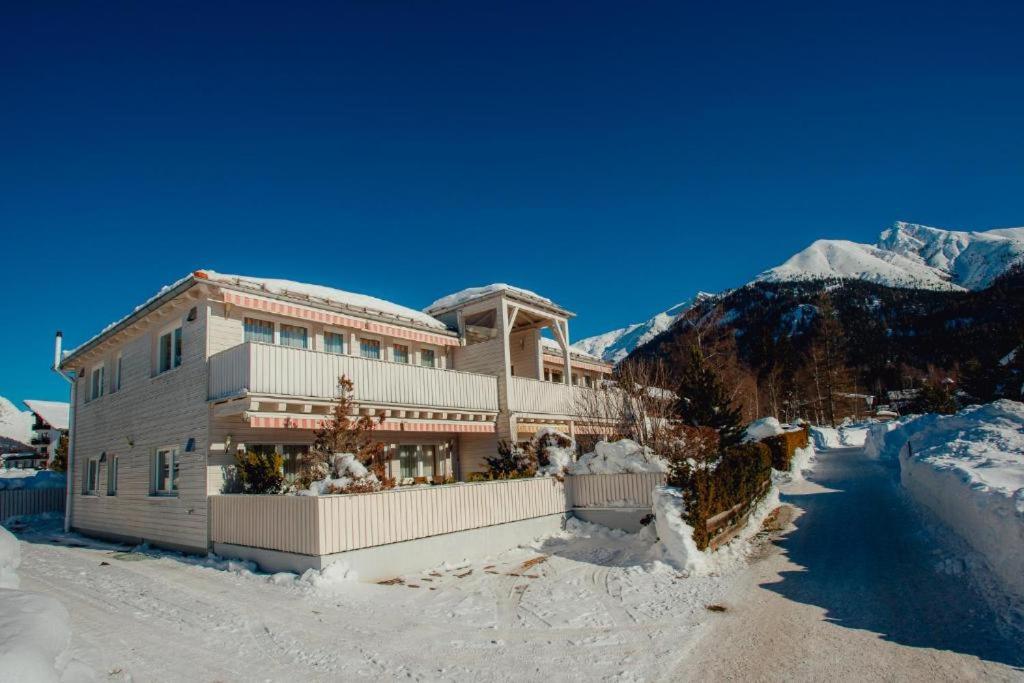 een groot gebouw bovenop een met sneeuw bedekte berg bij Chalet SOLYMONT by MoniCare in Seefeld in Tirol