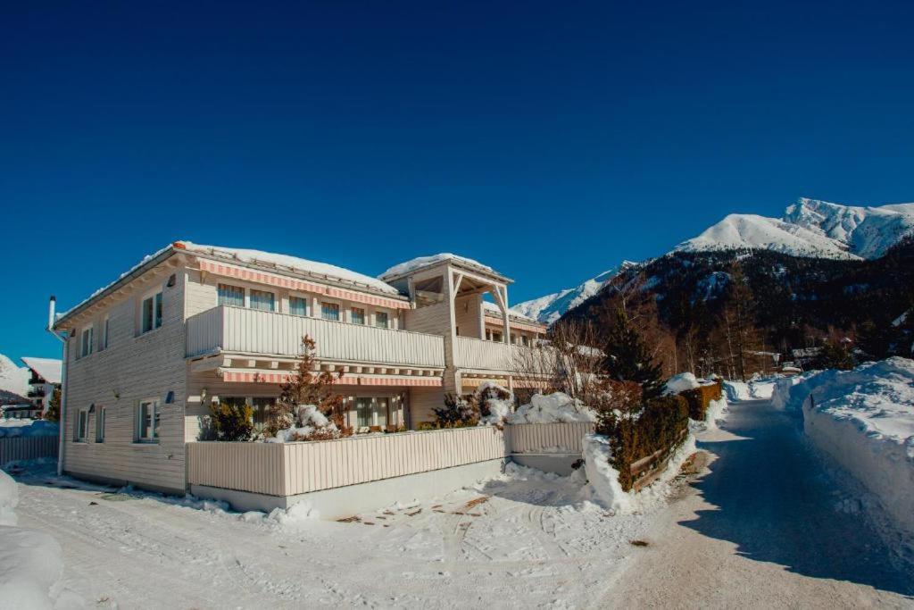 duży budynek na szczycie pokrytej śniegiem góry w obiekcie Chalet SOLYMONT by MoniCare w mieście Seefeld in Tirol