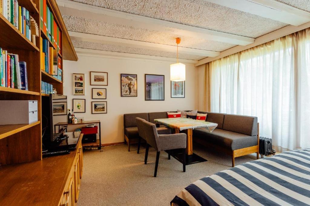 sala de estar con sofá y mesa con sillas en Appartement ALPHOUSE by MoniCare en Seefeld in Tirol