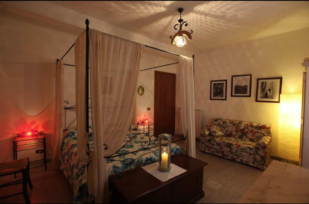 salon z kanapą i świecą na stole w obiekcie Da Marco Casa Vacanze Borgo Civita - ID 6678 CIN w mieście Trevi nel Lazio