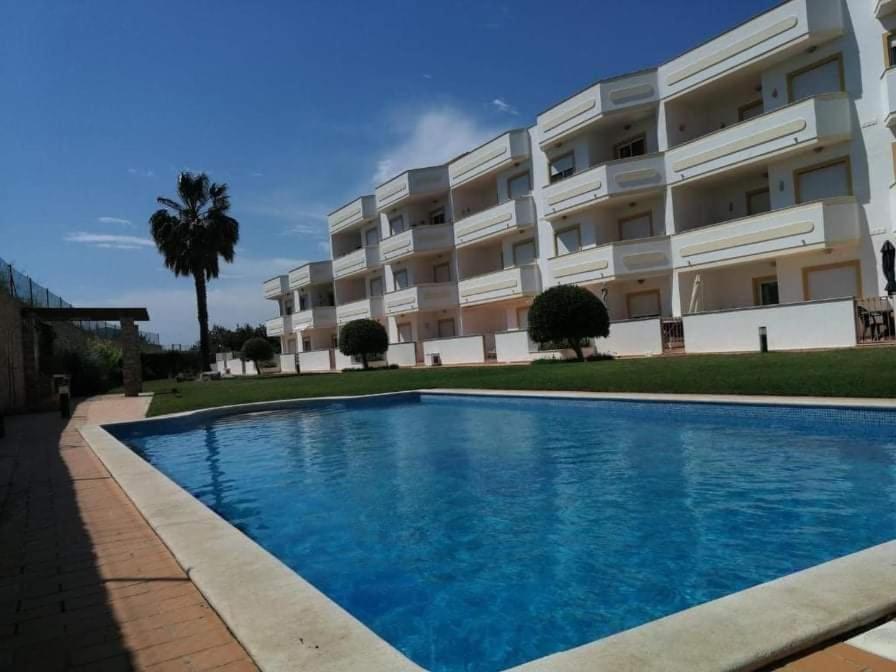 ein Gebäude mit einem Pool vor einem Gebäude in der Unterkunft Jardim Paraiso Guia in Guia