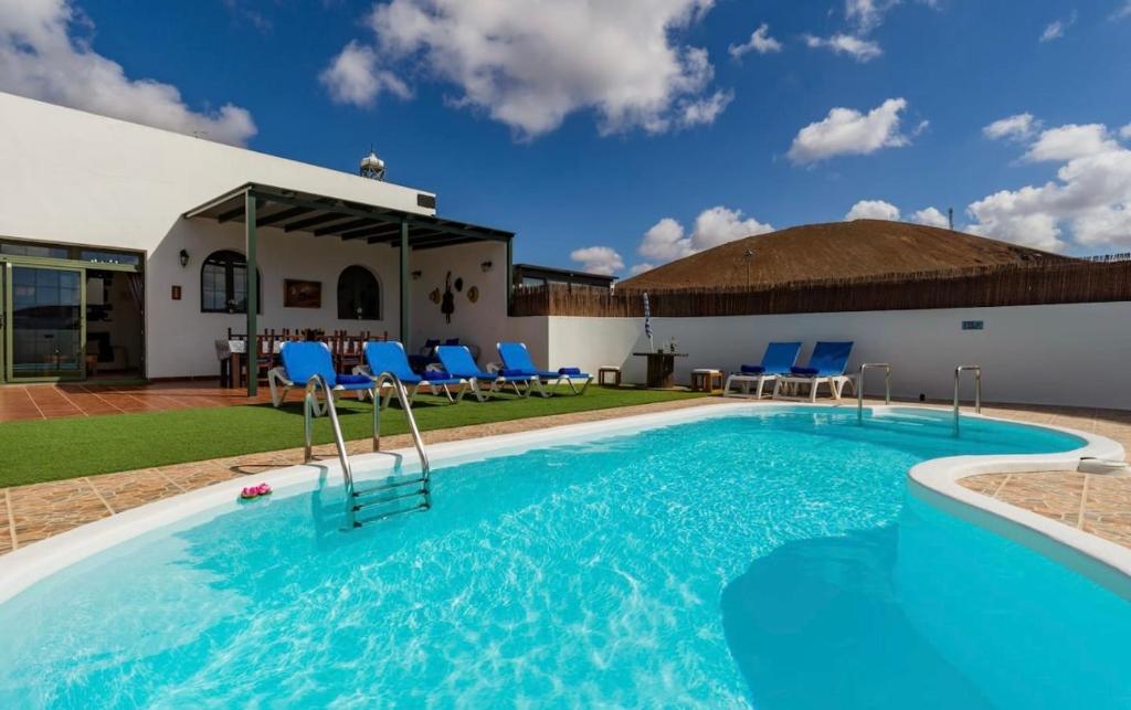 The swimming pool at or close to Pico Partido villa heated pool