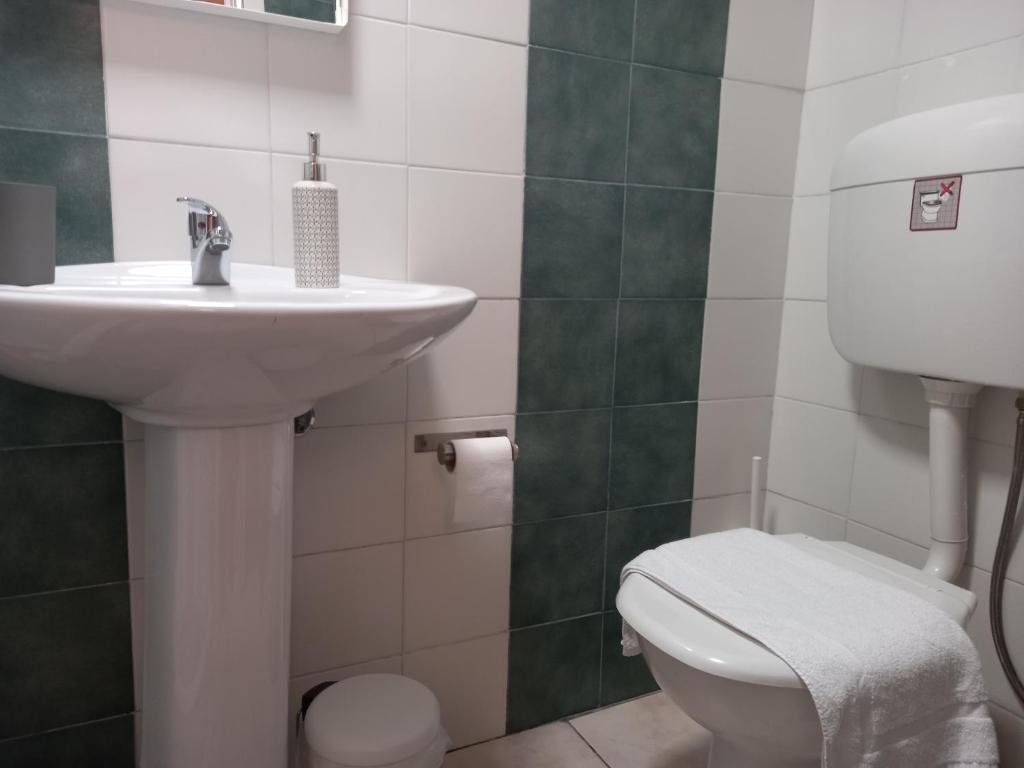 A bathroom at Helen's Welcoming & cozy flat