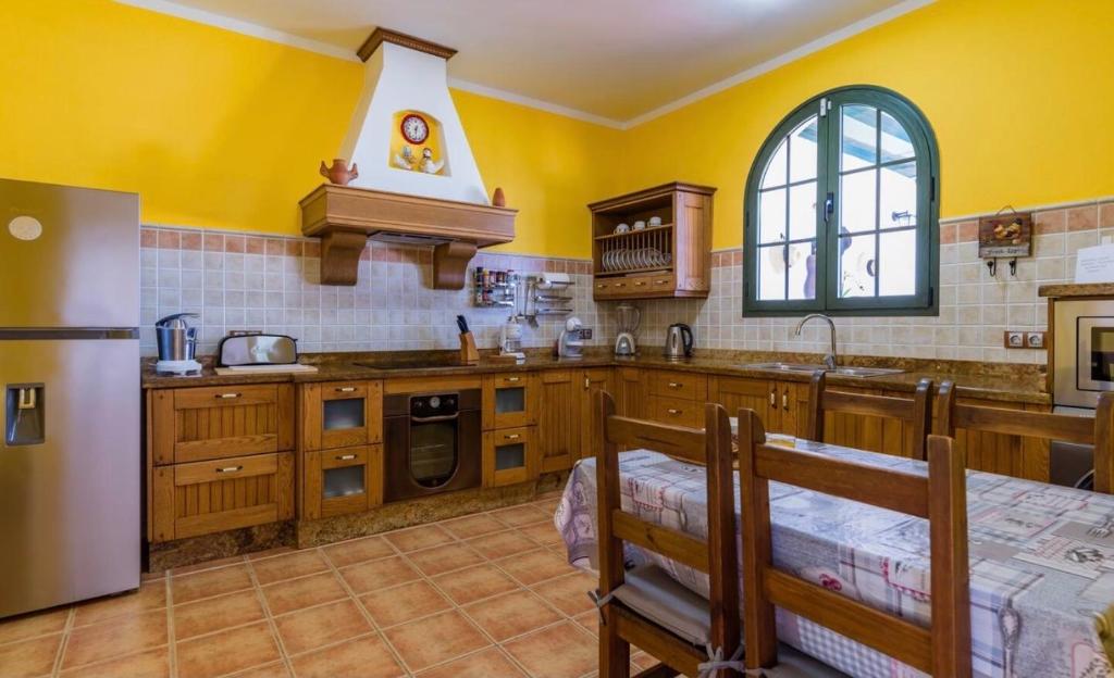 A kitchen or kitchenette at Pico Partido villa heated pool