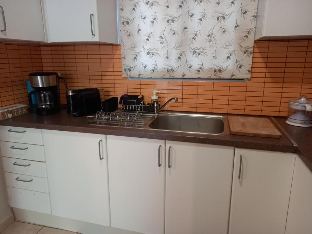 A kitchen or kitchenette at Helen's Welcoming & cozy flat