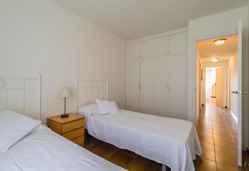 Posteľ alebo postele v izbe v ubytovaní AV-1 CALELLA DE PALAFRUGELL 6 Pax