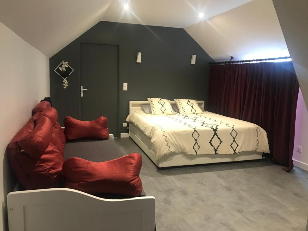 a bedroom with a bed and a couch at La Pause du Sentier in Sendets