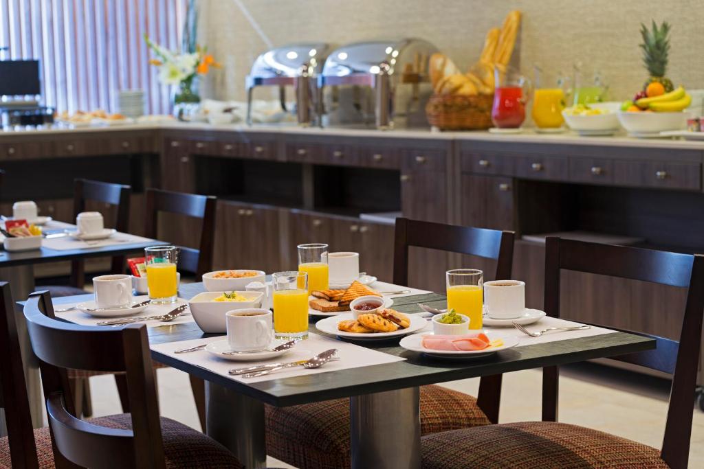 Comida en o cerca de este hotel