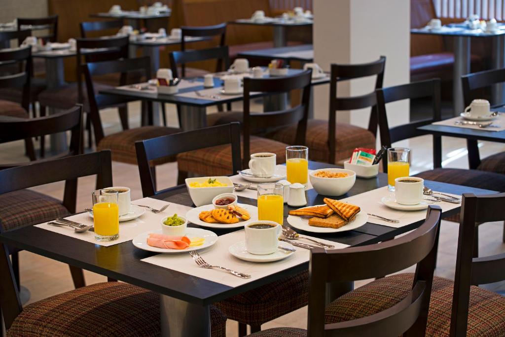 Comida en o cerca de este hotel