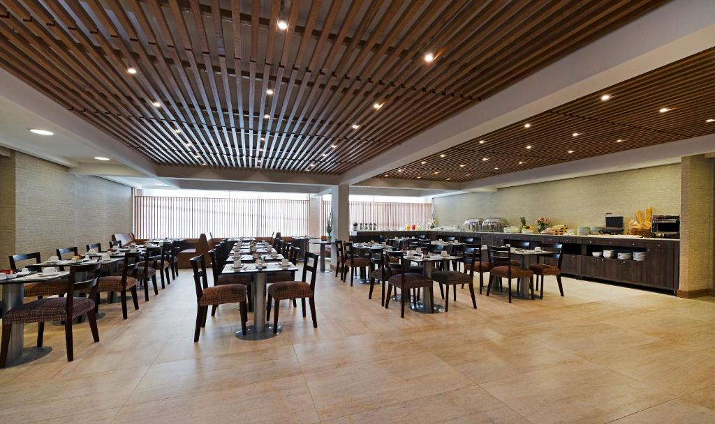 Un restaurante o sitio para comer en Hotel Atacama Suites