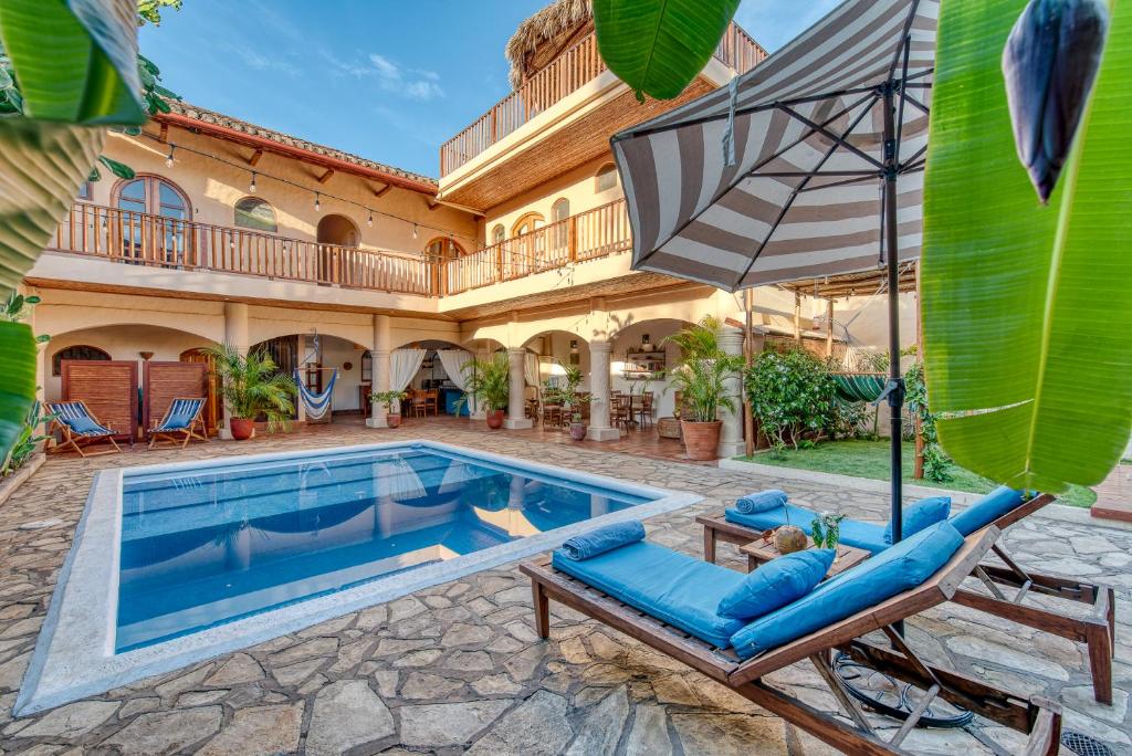 uma propriedade com uma piscina e uma casa em Boutique Hotel Secret Garden Granada em Granada
