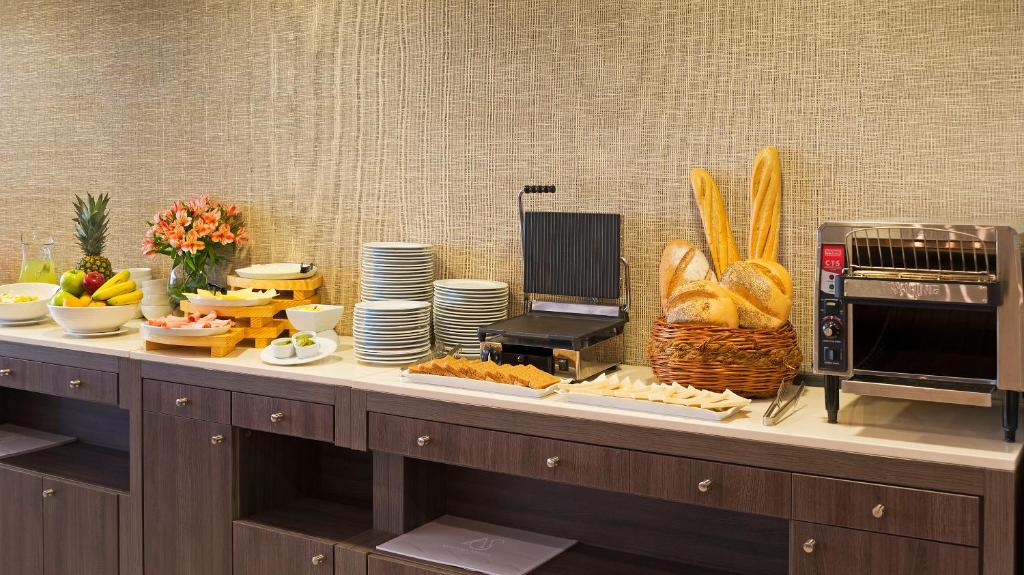 Comida en o cerca de este hotel