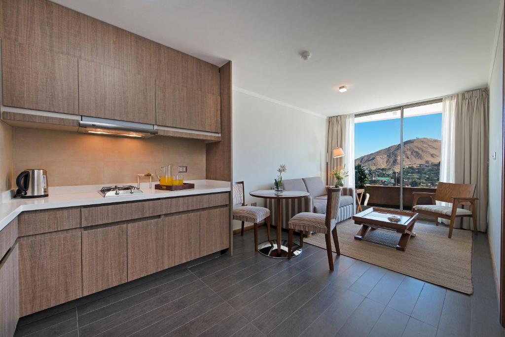 Una cocina o zona de cocina en Hotel Atacama Suites