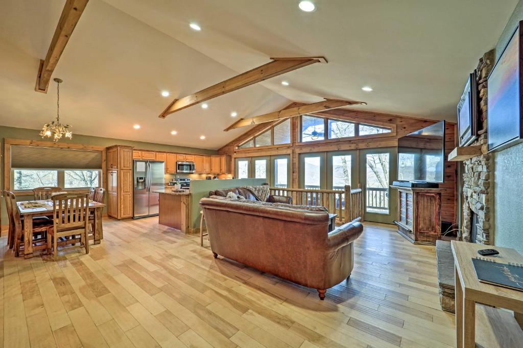 sala de estar amplia con sofá y cocina en Peaceful Banner Elk Mountain Cabin Near Ski Areas!, en Banner Elk