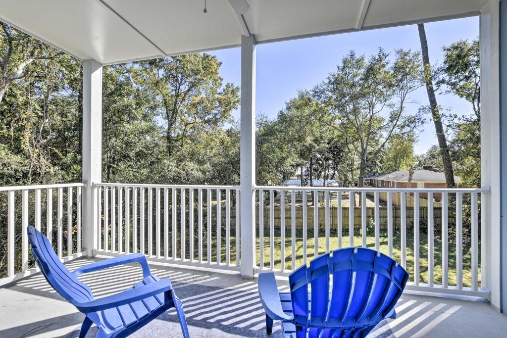 dwa niebieskie krzesła siedzące na werandzie w obiekcie Murrells Inlet Home Half-Mi to Marsh Walk! w mieście Myrtle Beach