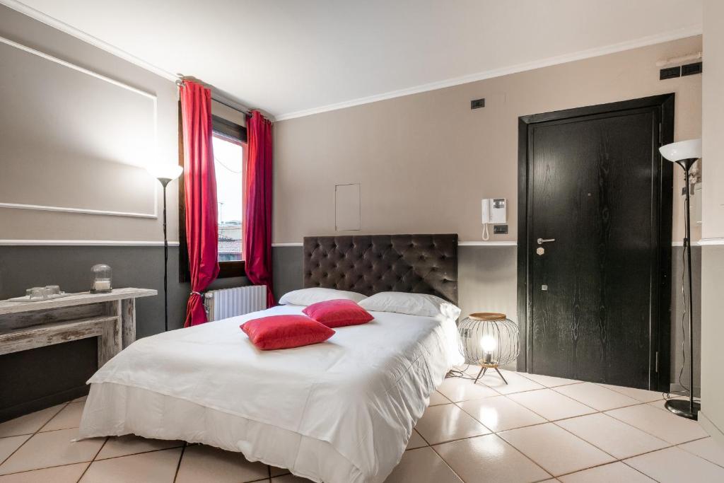 A bed or beds in a room at Studio Fusari a Piazza Maggiore by Wonderful Italy