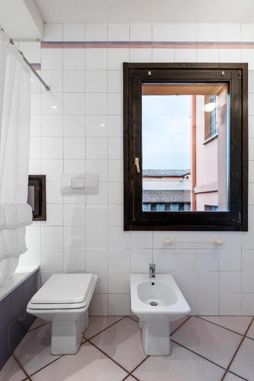 A bathroom at Studio Fusari a Piazza Maggiore by Wonderful Italy