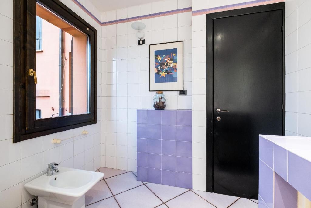A bathroom at Studio Fusari a Piazza Maggiore by Wonderful Italy