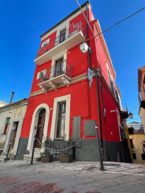 un edificio rojo en una calle de la ciudad en B&B Sacca, en Lanciano