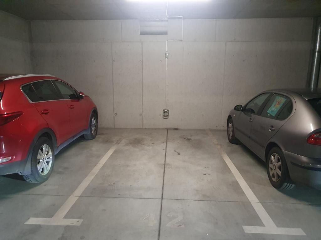 Fotografia z galérie ubytovania APARTAMENT WŚRÓD 1000cy ŚWIATEŁ - z parkingiem w hali garażowej- duży balkon z leżakami - piekny widok nocą na panoramę Tysiaclecia v Katoviciach