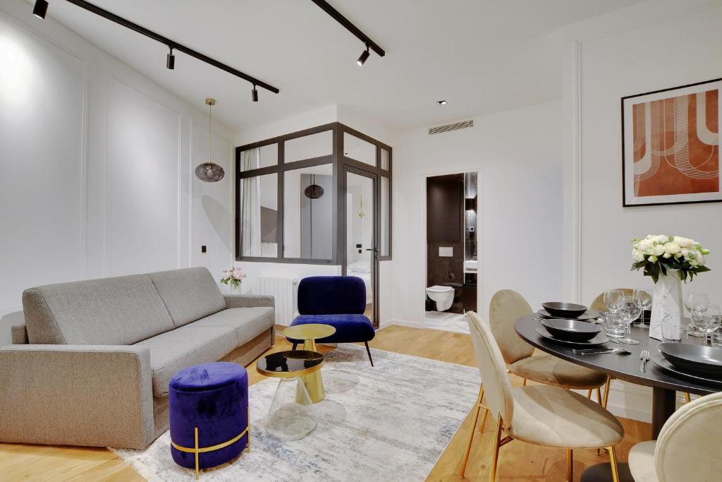 巴黎的住宿－CMG Lamartine-Maubeuge，客厅配有沙发和桌子