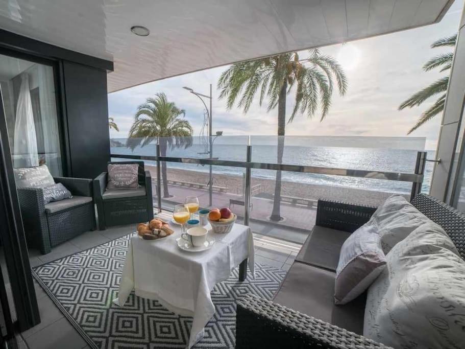 พื้นที่นั่งเล่นของ Lujoso apartamento a 1a línea del mar