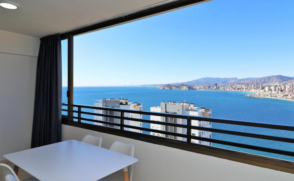 ein Balkon mit Tisch und Meerblick in der Unterkunft Trinisol Sea views 24E in Benidorm