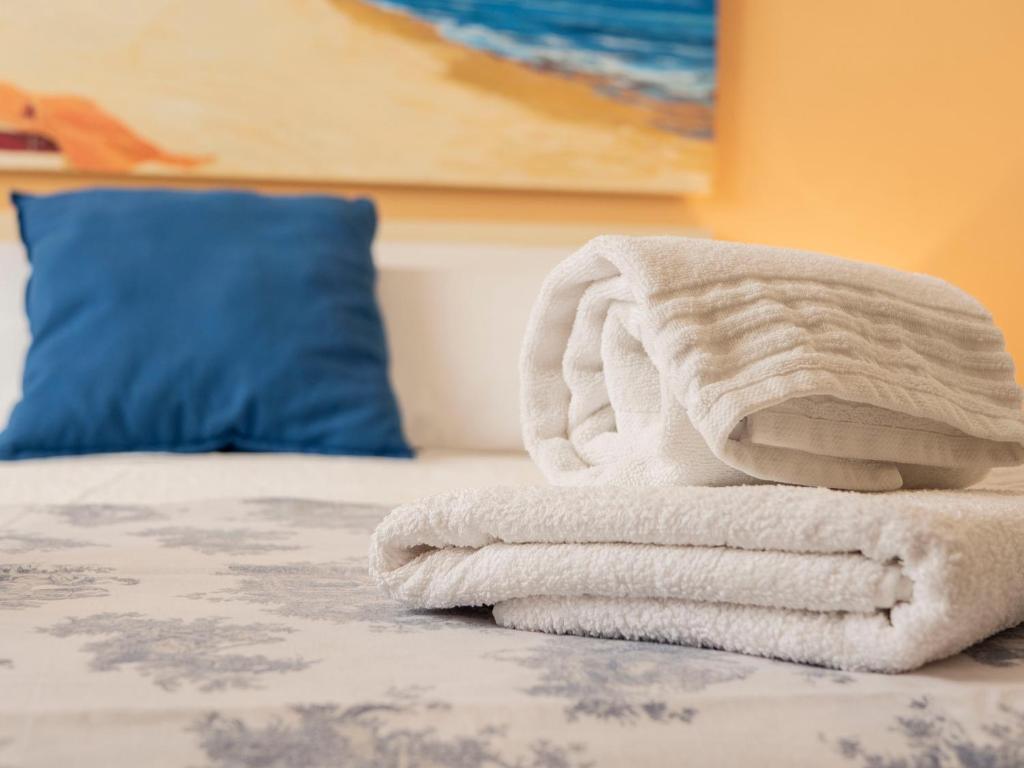 A bed or beds in a room at San Felipe Sevilla Urban Apartment